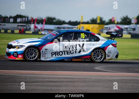 Dalton sur les tés, en Angleterre, le 15 juin 2019. La conduite d'un Oliphant Tom BMW 330i M Sport pour l'équipe BMW BMW & Pirtek Racing lors des essais libres pour la mettre en place Kwik British Touring Car Championship à Croft Circuit de course. Banque D'Images