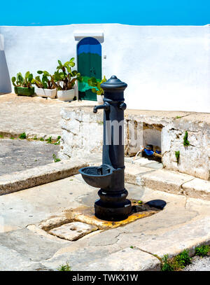 Vieille Fontaine dans la vieille ville d'Ostuni. Les Pouilles. Banque D'Images