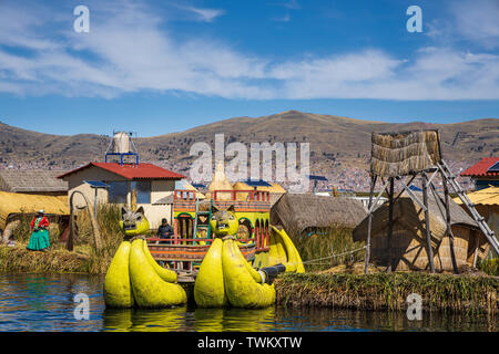 Bateaux Reed avec puma têtes à la proue dans l'îles Uros, îles flottantes de roseaux sur le lac Titicaca, le Pérou, Amérique du Sud Banque D'Images