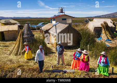 Sur l'île, îles Uros reed îles flottantes sur le lac Titicaca, le Pérou, Amérique du Sud Banque D'Images