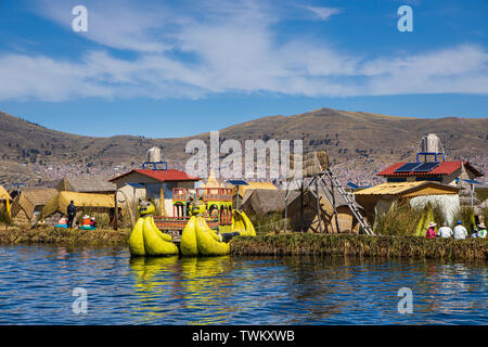 Bateaux Reed avec puma têtes à la proue dans l'îles Uros, îles flottantes de roseaux sur le lac Titicaca, le Pérou, Amérique du Sud Banque D'Images