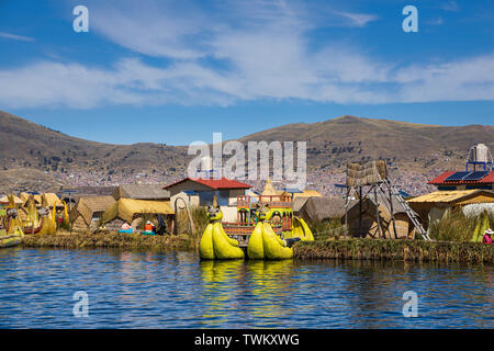 Bateaux Reed avec puma têtes à la proue dans l'îles Uros, îles flottantes de roseaux sur le lac Titicaca, le Pérou, Amérique du Sud Banque D'Images