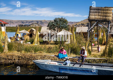 Sur l'île, îles Uros reed îles flottantes sur le lac Titicaca, le Pérou, Amérique du Sud Banque D'Images