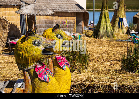 Bateaux Reed avec puma têtes à la proue dans l'îles Uros, îles flottantes de roseaux sur le lac Titicaca, le Pérou, Amérique du Sud Banque D'Images