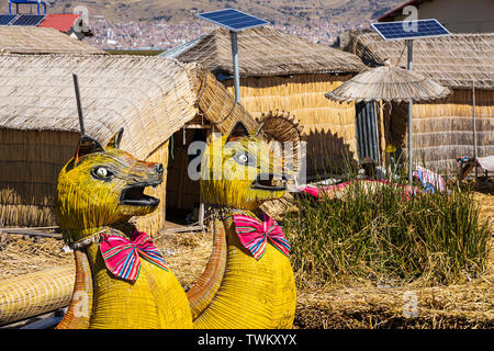 Bateaux Reed avec puma têtes à la proue dans l'îles Uros, îles flottantes de roseaux sur le lac Titicaca, le Pérou, Amérique du Sud Banque D'Images