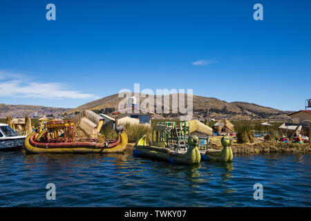 Bateaux Reed avec puma têtes à la proue dans l'îles Uros, îles flottantes de roseaux sur le lac Titicaca, le Pérou, Amérique du Sud Banque D'Images