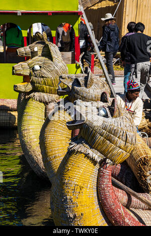 Bateaux Reed avec puma têtes à la proue dans l'îles Uros, îles flottantes de roseaux sur le lac Titicaca, le Pérou, Amérique du Sud Banque D'Images