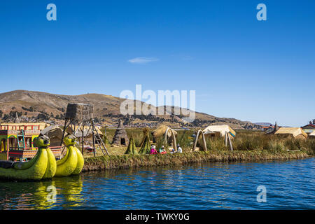 Bateaux Reed avec puma têtes à la proue dans l'îles Uros, îles flottantes de roseaux sur le lac Titicaca, le Pérou, Amérique du Sud Banque D'Images