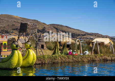 Bateaux Reed avec puma têtes à la proue dans l'îles Uros, îles flottantes de roseaux sur le lac Titicaca, le Pérou, Amérique du Sud Banque D'Images