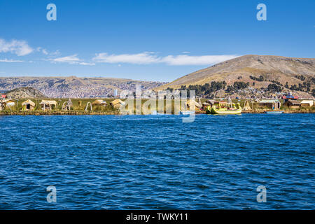 Les îles Uros, îles flottantes de roseaux sur le lac Titicaca, le Pérou, Amérique du Sud Banque D'Images