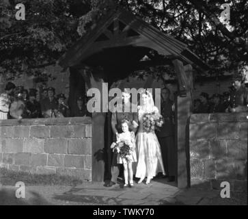 Mariage à l'église c1946 Nom de Mason - Le couple nouvellement marié avec les clients et de demoiselle. Photo par Gilbert Adams de la Gilbert Collection Adams entièrement détenu par Tony Henshaw Banque D'Images