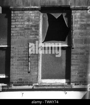 Bâtiment en brique rouge à l'abandon de la fenêtre brisée, Londres c1987 Photo de Tony Henshaw Banque D'Images