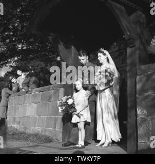 Mariage à l'église c1946 Nom de Mason - vous regardez sur au nouveau couple marié avec photos et bouquets de demoiselle d'honneur de Gilbert Adams de la Gilbert ADams Ciollection entièrement détenu par Tony Henshaw Banque D'Images