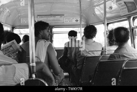 Passagers à l'intérieur sur le pont supérieur d'un Bus Routemaster Londres c1989. Notez le signe et sièges fumeurs centre de Londres s'arrête sur la Route 13. Photo par Tony Henshaw Banque D'Images