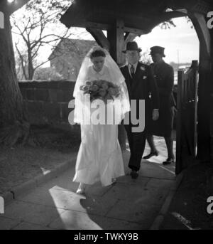 Mariage à l'église c1946 Nom de Mason Photo par Gilbert Adams La mariée entre dans l'enceinte de l'Église avec bouquet de fleurs de la Gilbert Collection Adams entièrement détenu par Tony Henshaw Banque D'Images