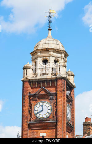 Tour de l'horloge de la fin de l'époque victorienne dans le centre de Crouch End, North London UK Banque D'Images