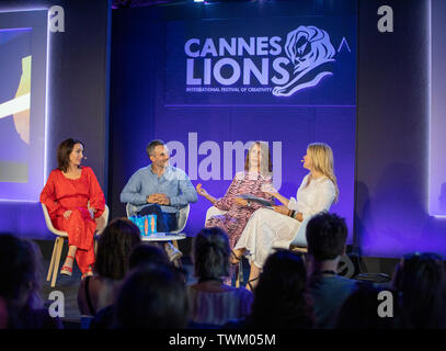 Cannes, France, 21 juin 2019, chef de l'Irlande Youtube Elaine Doyle, Chef de la création chez les garçons  + Filles Rory Hamilton, Directeur Commercial à trois Irlande Elaine Carey et modérateur Edith Bowman parler sur scène lors de la Youtube  + Trois  + +Garçons Filles session au Festival des Lions de Cannes - Festival International de la créativité © ifnm / Alamy Live News Banque D'Images