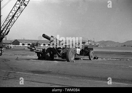 Armée américaine en Corée 1955 Hafen Süd Pusan Haubitze M101 105 mm 155 mm und M114 - US Army dans la République de Corée (ROK) / Corée du Sud 1955 Port de Pusan Howitzer M101 4,1 pouces et M114 6,1 pouces Banque D'Images