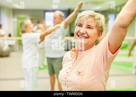 Happy senior man fait un retour en classe dans l'exercice de remise en forme avec salle de fitness trainer Banque D'Images