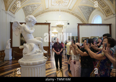 Près de touristes chinois de sculpture cupid assis par Falconet, Etat de l'Ermitage, Saint-Pétersbourg, Russie Banque D'Images