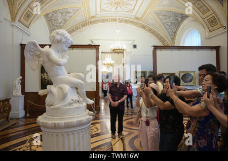 Près de touristes chinois de sculpture cupid assis par Falconet, Etat de l'Ermitage, Saint-Pétersbourg, Russie Banque D'Images