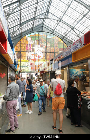 Intérieur de l'historique Mercado de Atarazanas, un marché traditionnel avec des stands de nourriture et de bars à tapas dans la ville de Malaga, Espagne, Europe Banque D'Images