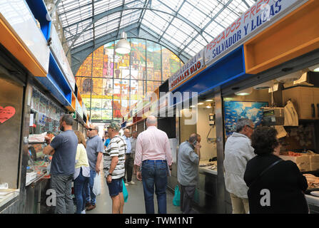 Intérieur de l'historique Mercado de Atarazanas, un marché traditionnel avec des stands de nourriture et de bars à tapas dans la ville de Malaga, Espagne, Europe Banque D'Images