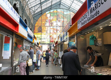 Intérieur de l'historique Mercado de Atarazanas, un marché traditionnel avec des stands de nourriture et de bars à tapas dans la ville de Malaga, Espagne, Europe Banque D'Images