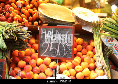 Intérieur de l'historique Mercado de Atarazanas, un marché traditionnel de fruits et légumes, des stands de nourriture et de bars à tapas dans la ville de Malaga, Espagne, Europe Banque D'Images