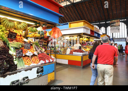 Intérieur de l'historique Mercado de Atarazanas, un marché traditionnel de fruits et légumes, des stands de nourriture et de bars à tapas dans la ville de Malaga, Espagne, Europe Banque D'Images