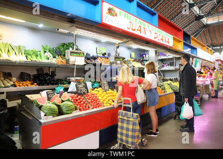 Intérieur de l'historique Mercado de Atarazanas, un marché traditionnel de fruits et légumes, des stands de nourriture et de bars à tapas dans la ville de Malaga, Espagne, Europe Banque D'Images