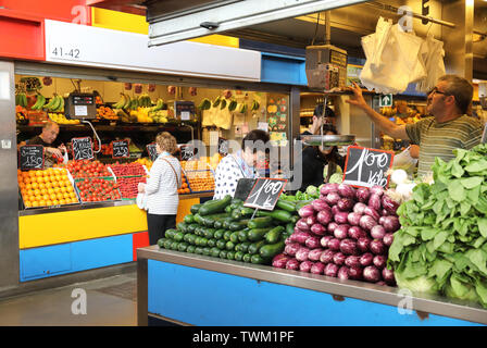 Intérieur de l'historique Mercado de Atarazanas, un marché traditionnel de fruits et légumes, des stands de nourriture et de bars à tapas dans la ville de Malaga, Espagne, Europe Banque D'Images