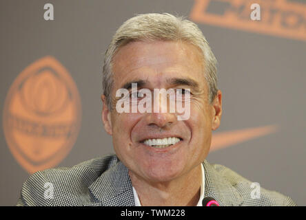 Kiev, Ukraine. 21 Juin, 2019. L'entraîneur portugais Luis Castro parle lors de sa présentation comme le FC Shakhtar Donetsk entraîneur en chef à Kiev, Ukraine, le 21 juin 2019. Luis Castro, 57 ans, a signé un contrat de deux ans avec le FC Shakhtar Donetsk et de remplacement sera son compatriote Paulo Fonseca qui est parti pour A.S. Roma. Crédit : Serg Glovny/ZUMA/Alamy Fil Live News Banque D'Images