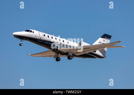 Cessna Citation 680 D' + souverain (REG : PH-OMD) décoller de la piste 31. Banque D'Images