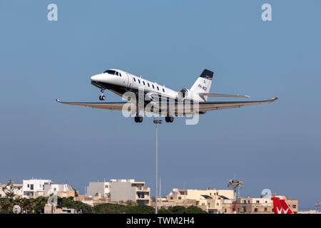 Cessna Citation 680 D' + souverain (REG : PH-OMD) décoller de la piste 31. Banque D'Images
