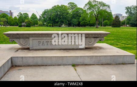 La base de béton de ce monument commémore John W Thomas illustrant le mot patriotisme, Centennial Park Nashville Tennessee USA. Banque D'Images