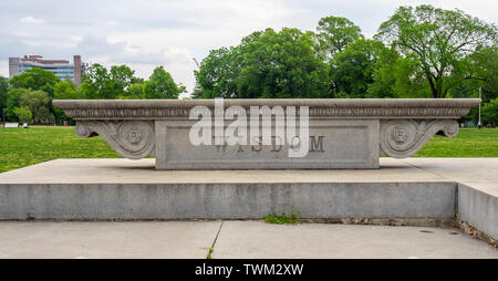 La base de béton de ce monument commémore John W Thomas illustrant la parole de sagesse, Centennial Park Nashville Tennessee USA. Banque D'Images