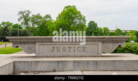 La base de béton de ce monument commémore John W Thomas illustrant le mot justice, Centennial Park Nashville Tennessee USA. Banque D'Images