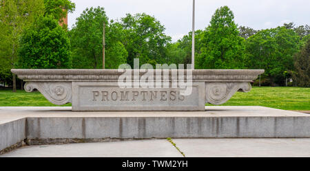 La base de béton de ce monument commémore John W Thomas illustrant le mot de promptitude, Centennial Park Nashville Tennessee USA. Banque D'Images