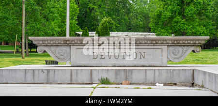 La base de béton de ce monument commémore John W Thomas illustrant le mot Dévotion, Centennial Park Nashville Tennessee USA. Banque D'Images