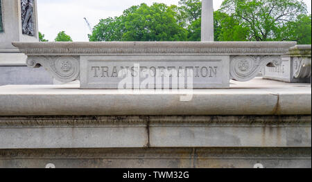 La base de béton de ce monument commémore John W Thomas illustrant le mot Transport, Centennial Park Nashville Tennessee USA. Banque D'Images