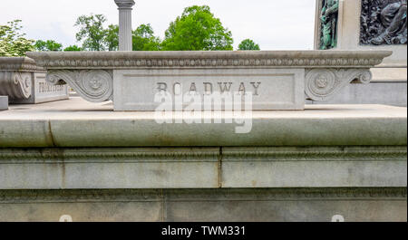 La base de béton de ce monument commémore John W Thomas illustrant le mot Roadway, Centennial Park Nashville Tennessee USA. Banque D'Images