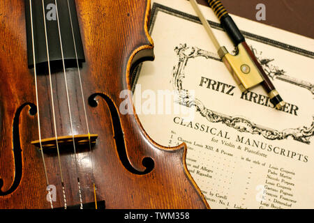 Classic vintage violon instrument en bois à côté de partitions de musique classique et des notes sur la table bow string Banque D'Images