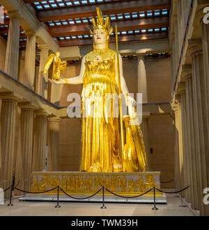 Réplique grandeur nature d'Athena Parthenos holding statue statue de la déesse à l'intérieur de Nike au parc Centennial Parthenon Nashville Tennessee USA. Banque D'Images