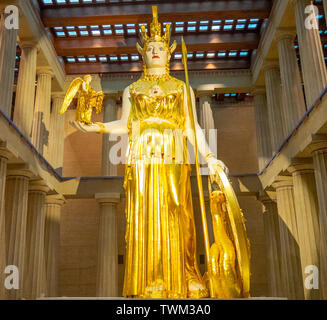 Réplique grandeur nature d'Athena Parthenos holding statue statue de la déesse à l'intérieur de Nike au parc Centennial Parthenon Nashville Tennessee USA. Banque D'Images