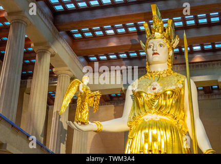 Réplique grandeur nature d'Athena Parthenos holding statue statue de la déesse à l'intérieur de Nike au parc Centennial Parthenon Nashville Tennessee USA. Banque D'Images