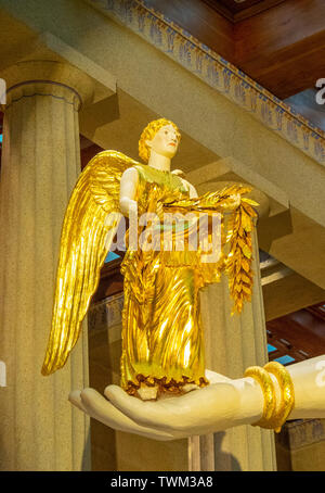 Statue de la déesse grecque Nike sur la main d'Athéna Parthenos en réplique grandeur nature du Parthénon au parc Centennial Nashville Tennessee USA. Banque D'Images