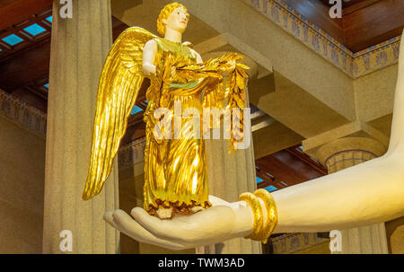 Statue de la déesse grecque Nike sur la main d'Athéna Parthenos en réplique grandeur nature du Parthénon au parc Centennial Nashville Tennessee USA. Banque D'Images