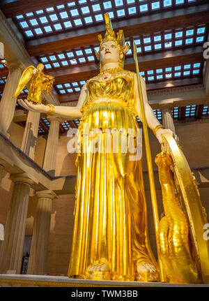 Réplique grandeur nature d'Athena Parthenos holding statue statue de la déesse à l'intérieur de Nike au parc Centennial Parthenon Nashville Tennessee USA. Banque D'Images