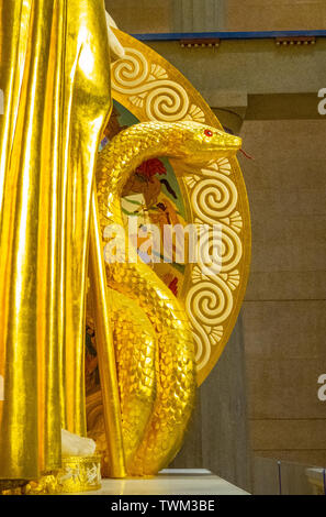 Par serpent doré or statue d'Athéna Parthenos en réplique grandeur nature du Parthénon au parc Centennial Nashville Tennessee USA. Banque D'Images